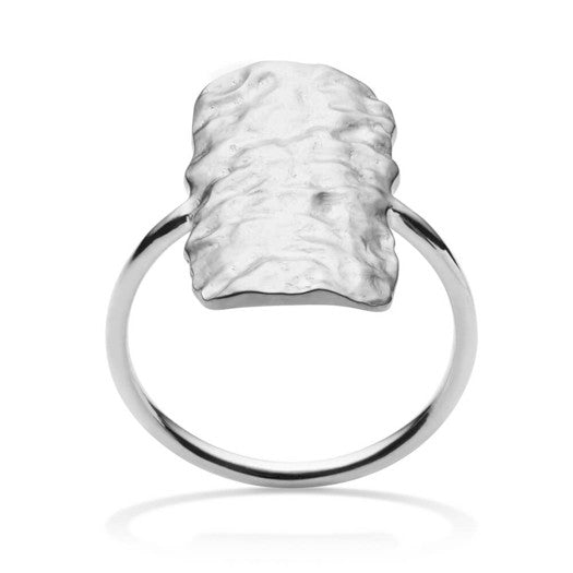 Cuesta ring i sølv fra Maanesten med blank, struktureret plade i organisk form.